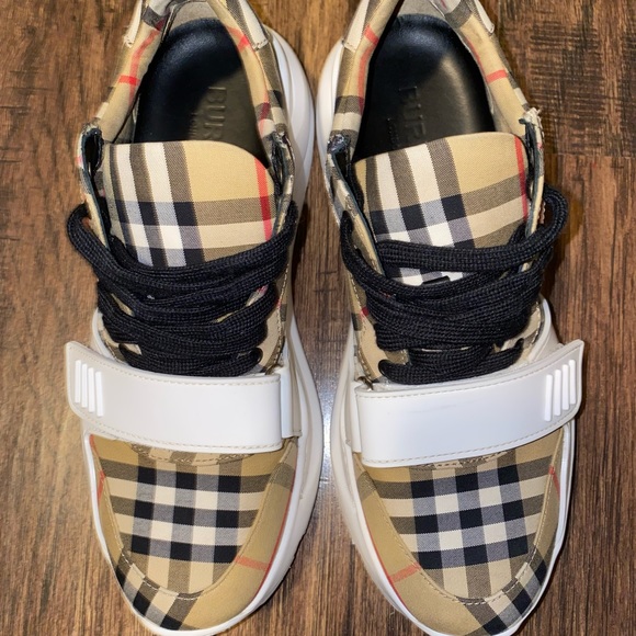 BURBERRY SHOWS SIZE 7 - Picture 4 of 5